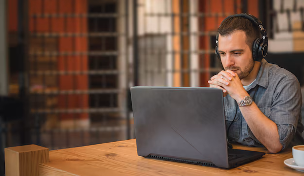 Online terapi sırasında danışan bilgisayar başında görüşme yapıyor